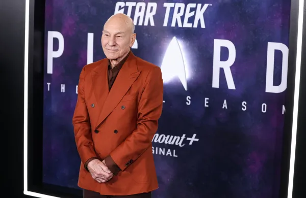 Preden je zaslovel na televiziji in v Hollywoodu, je Stewart več kot dve desetletji gradil gledali&scaron;ko kariero, predvsem v Kraljevi Shakespearovi družbi