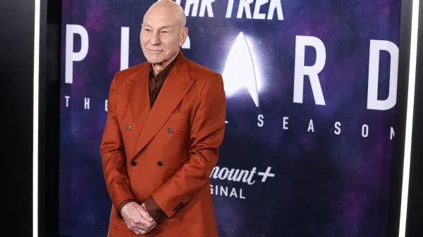 Preden je zaslovel na televiziji in v Hollywoodu, je Stewart več kot dve desetletji gradil gledali&scaron;ko kariero, predvsem v Kraljevi Shakespearovi družbi