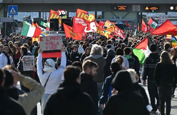 Na protestnem sprevodu je več kot pet tisoč ljudi, med njimi so tudi slovenski dijaki