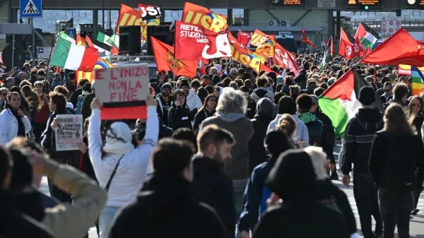 Na protestnem sprevodu je več kot pet tisoč ljudi, med njimi so tudi slovenski dijaki