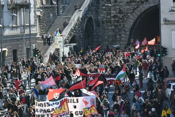Na protestnem sprevodu je več kot pet tisoč ljudi, med njimi so tudi slovenski dijaki