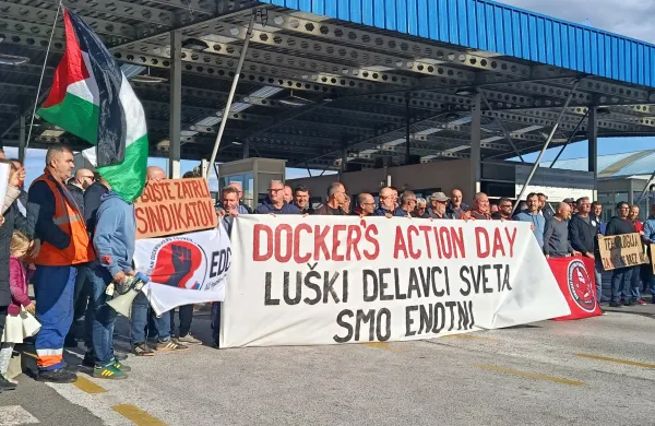 Pred glavnim vhodom v Luko Koper je danes v sklopu globalne akcije Action day potekal miren protest Sindikata žerjavistov pomorskih dejavnosti (SZPD).