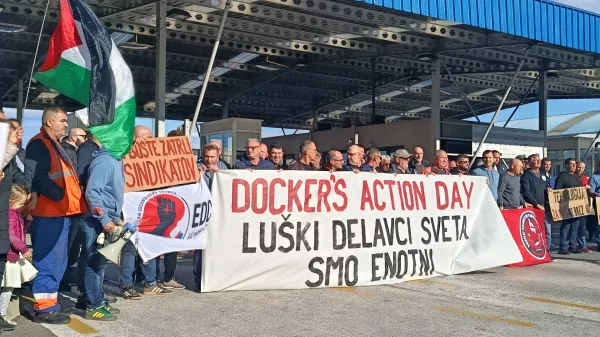 Pred glavnim vhodom v Luko Koper je danes v sklopu globalne akcije Action day potekal miren protest Sindikata žerjavistov pomorskih dejavnosti (SZPD).