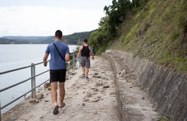 neurje klif Fiesa Piran kamni pe&scaron;pot