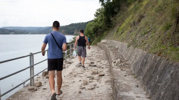 neurje klif Fiesa Piran kamni pe&scaron;pot